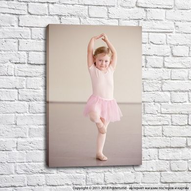 Маленькая девочка в балетном классе, балет