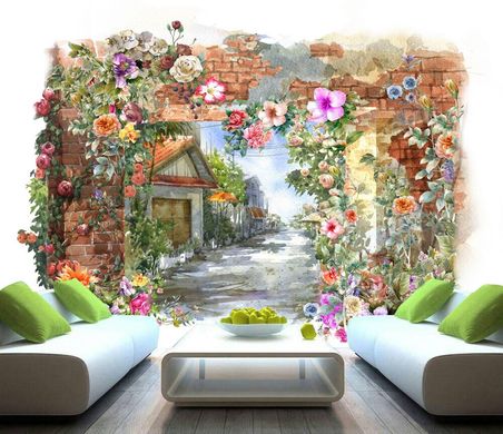 Zid de cărămidă acoperit cu flori și strada în perspectivă