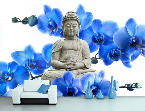 Statuia lui Buddha printre orhidee albastre