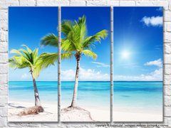Две пальмы на фоне моря на пляже