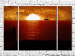 В море корабль на фоне красного заката