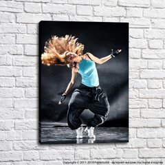 Девушка танцует в стиле брейк данс на черном фоне