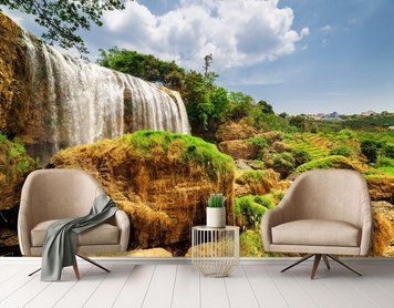 Fototapet &bdquo;Cascada din Vietnam pe un fundal de roci maro&rdquo;
