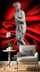 Statuia lui Venus pe fundal roșu