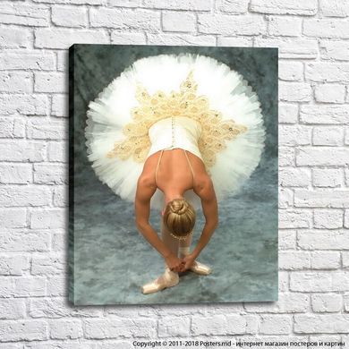 Balerina într-o tutu albă își leagă pantofii și dansează