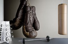 Коричневые боксерские перчатки на сером фоне, спорт