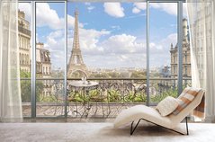 Выход на балкон с видом на Париж и Эйфелеву башню