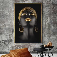 Африканка на черном фоне с золотыми губами и бижутерией