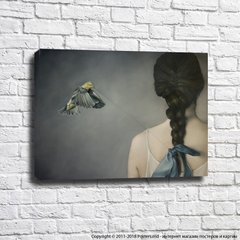Девушка с косой и птица, вытягивающая нить из ленты