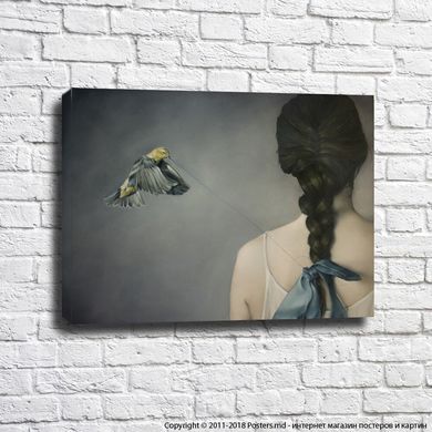 Девушка с косой и птицей, вытягивающая нить из ленты