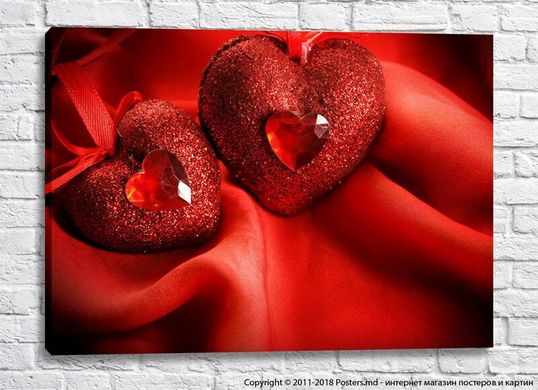 Две рубиновые сердечки на красном шелке