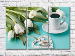 Букет белых тюльпанов и чашечка кофе