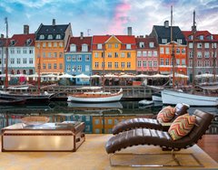 Набережная европейского города с цветными фасадами домов