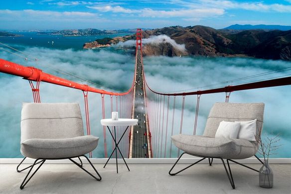 Podul Golden Gate cu munți și nori în fundal