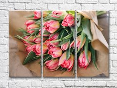 Букет пышных розовых тюльпанов в крафтовой бумаге