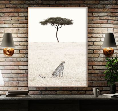 Гепард в саванне на фоне дерева