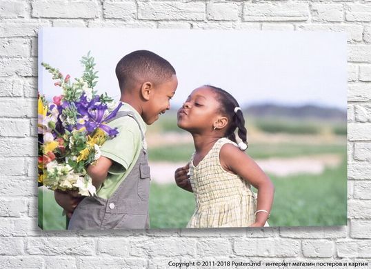 Двое детей дарят друг другу цветы и поцелуи