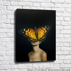 Обнаженная девушка и оранжевая бабочка на черном фоне