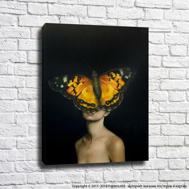 Fată nudă și fluture portocaliu pe fundal negru