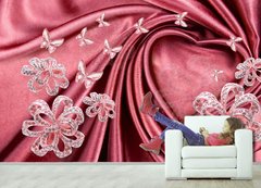 Flori și fluturi din bijuterii pe un fundal de mătase roz închis