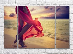 Fată pe plajă într-o rochie roșie