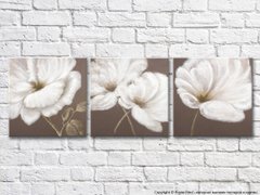 Триптих из белых цветков на коричневом фоне