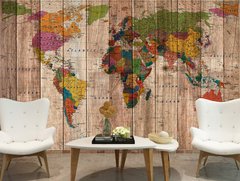 Harta multicolora a lumii pe fundal de scanduri de lemn