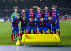 Echipa de fotbal Barcelona pe fundalul stadionului, sport