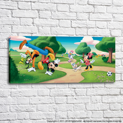Mickey Mouse și prietenii lui se plimbă într-un parc verde