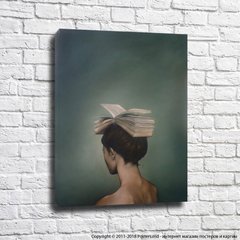 Девушка с раскрытой книгой на голове