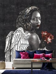 Стилизованная под ангела африканская девушка