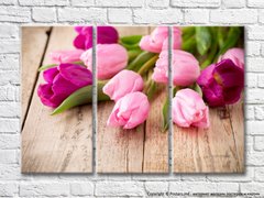 Букет розовых тюльпанов на деревянном дощатом фоне