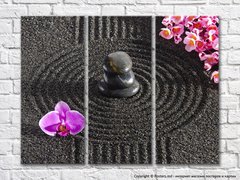 Floare de orhidee și sakura pe un fundal de nisip negru