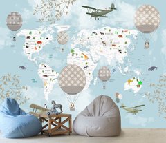 Белые континенты карты мира на небесном фоне с воздушными шарами и самолетами