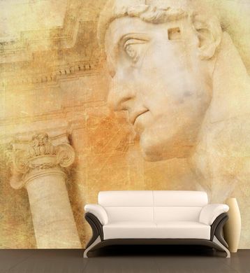 Sculptură a împăratului roman Constantin cel Mare în sala antică