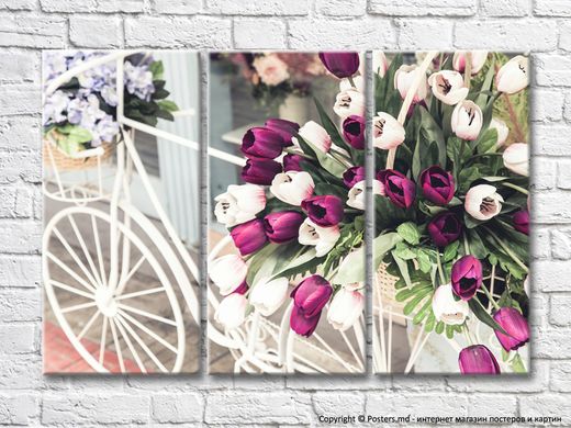 Букет фиолетовых тюльпанов на белом велосипеде