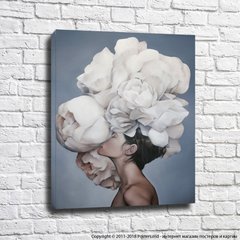 Девушка с цветочной композицией на голове
