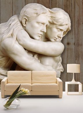 Sculptură a îndrăgostiților în îmbrățișare pe un fundal de scândură