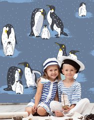 Familie de pinguini pe un fundal albastru închis