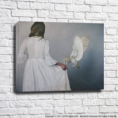 Девушка со спины в белом платье и сова