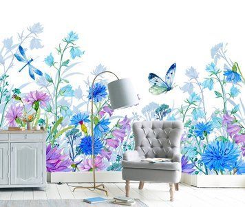 Libelulă și fluture printre flori sălbatice
