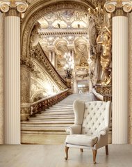 Колонны и лестница, ведущая в залы в стиле барокко