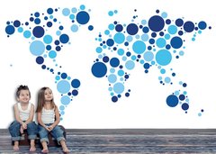 Harta abstracta a lumii din cercuri albastre pe un fundal alb