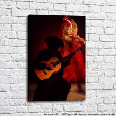 Un bărbat cu chitară și Carmen într-o rochie roșie