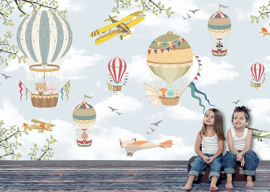 Baloane cu animale și avioane pe un fundal de cer