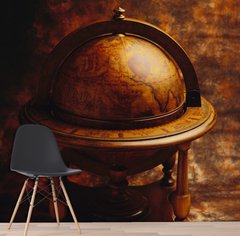 Старинный глобус в деревянном каркасе, винтаж
