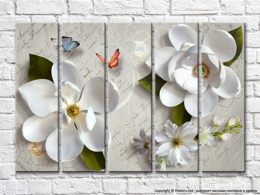 Крупные белые цветы магнолии и бабочки на винтажном фоне