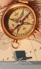 Старинный компас на фоне карты, ретро