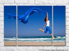 Fată pe plajă cu o eșarfă albastră