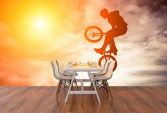 Ciclist pe fundalul soarelui și norilor